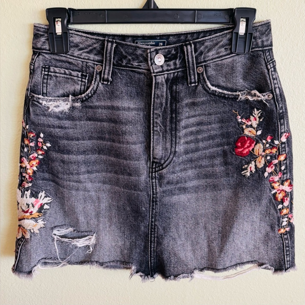 Abercrombie & Fitch Floral Embroidered Black Denim Skirt Size: 26 or Size: 2